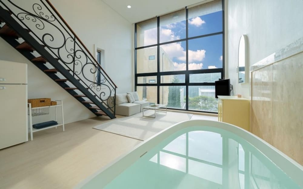 Room (B103 (whirlpool bathtub))