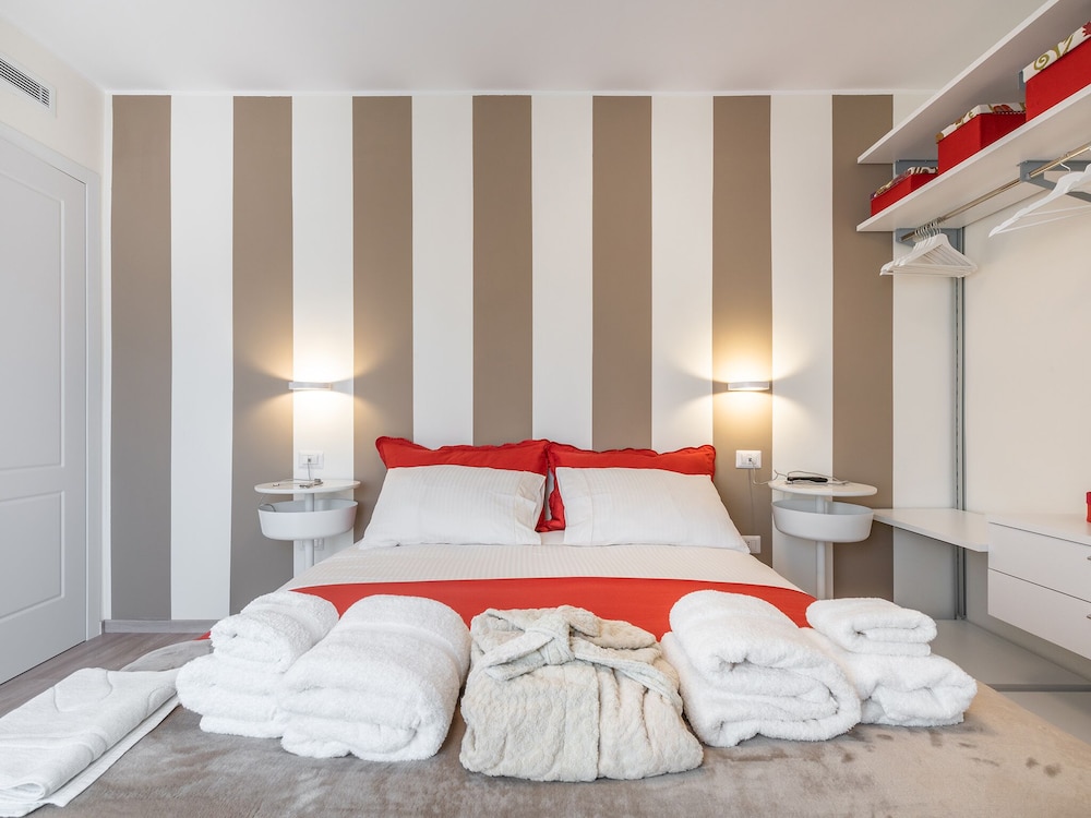 Deluxe Room, 1 Queen Bed, City View