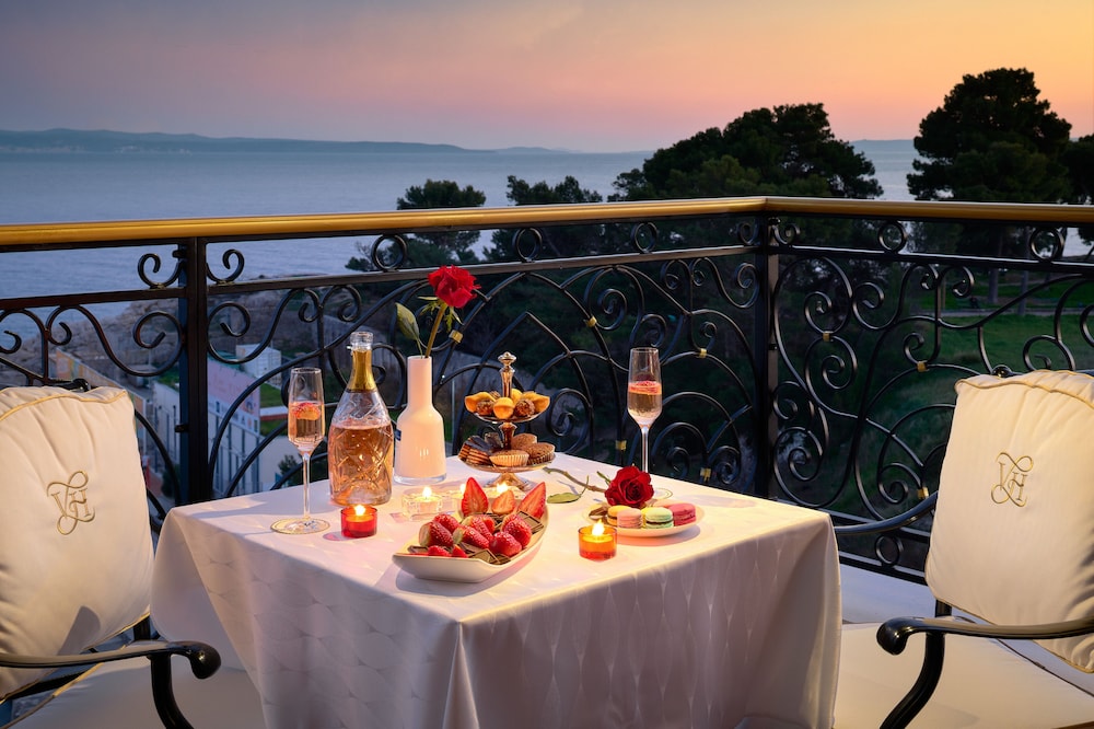 Luxury suite (Sea front, Balcony, Jacuzzi) - Photo 2