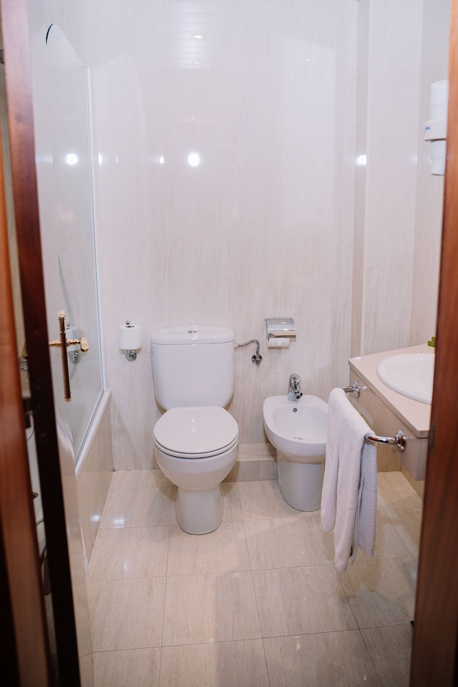 Standard Double Room - Photo 9