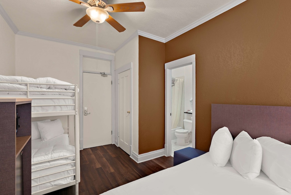 Standard Room, Multiple Beds, Non Smoking, Refrigerator & Microwave - Photo 13