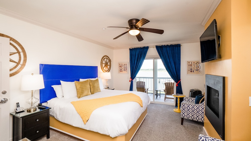 Room, 1 King Bed, River View