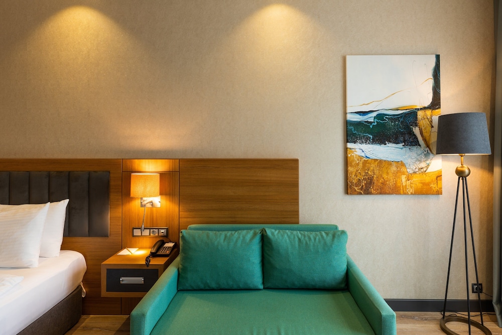 Standard Room, 1 King Bed with Sofa bed, Smoking - Photo 4