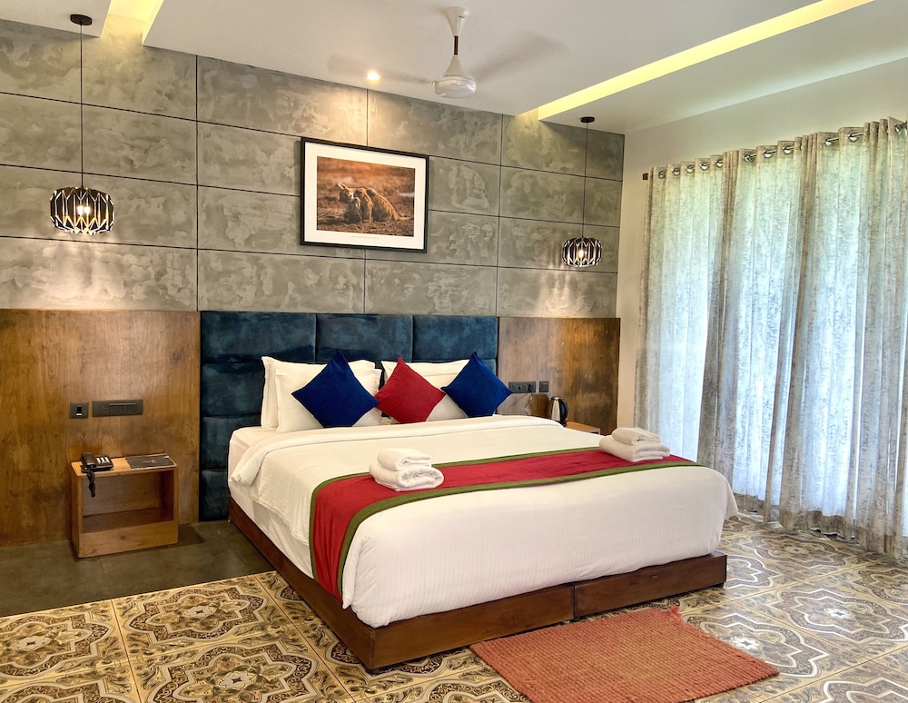 Honeymoon Cottage with Jacuzzi - Photo 7