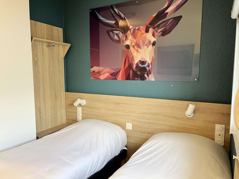 Standard Room, 2 Twin Beds - Photo 10