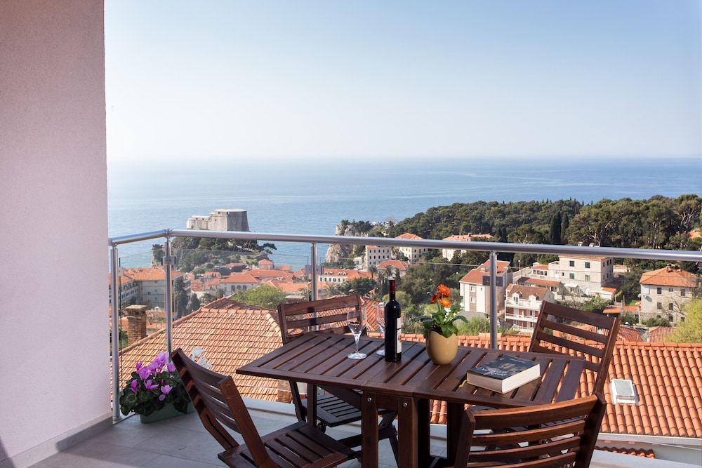 Deluxe One Bedroom Apartment with Balcony and Sea View (1st floor) photo 2