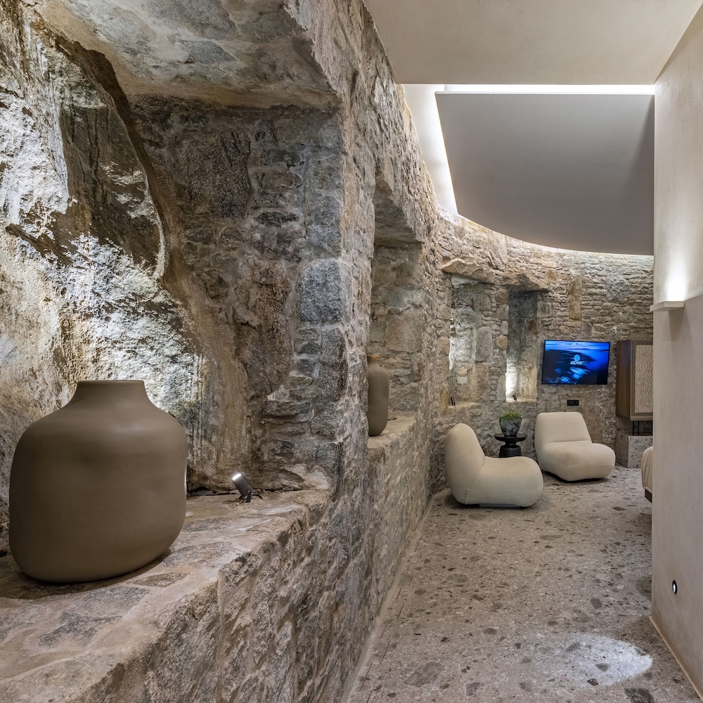 STONE Suite with Private Pool and Garden View - Photo 8
