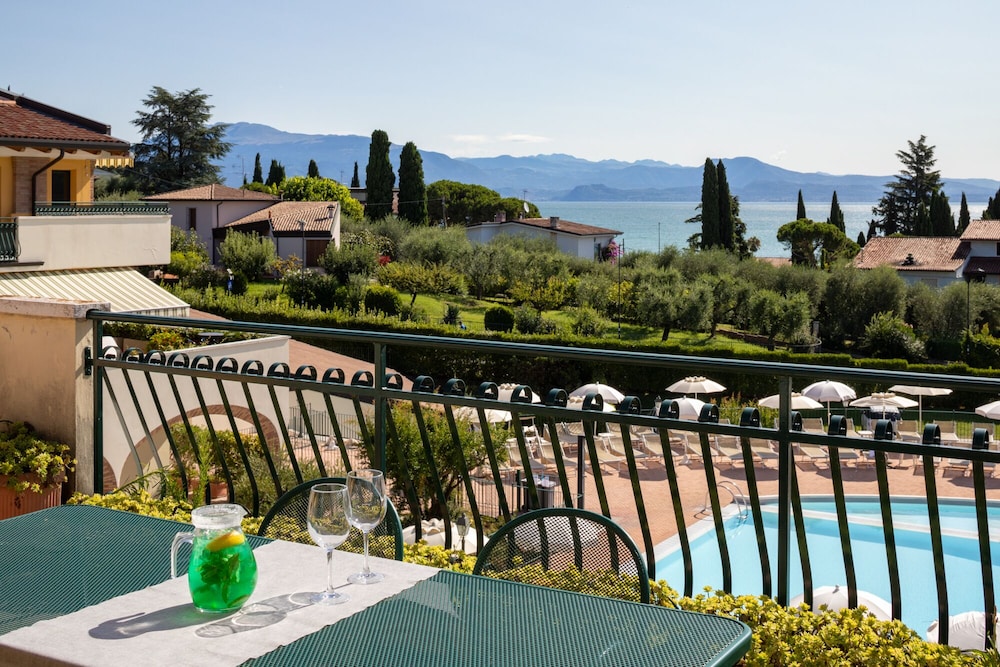 Standard Suite, 2 Bedrooms, Balcony, Lake View - Photo 10