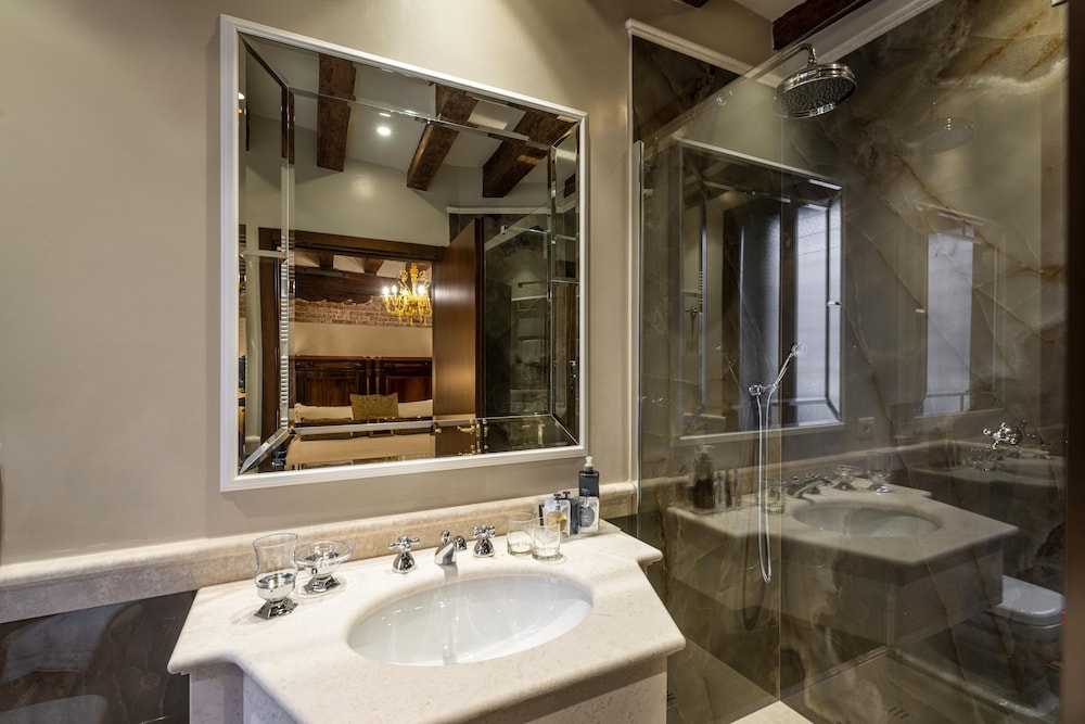 Family Studio Suite, Canal View