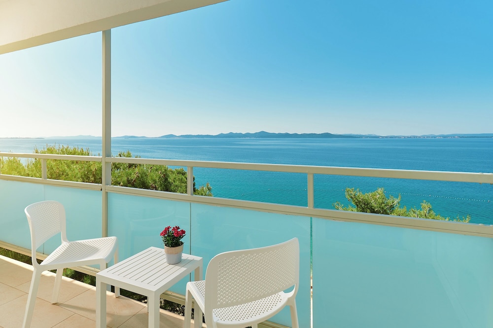 Superior room with balcony and sea view - Photo 2