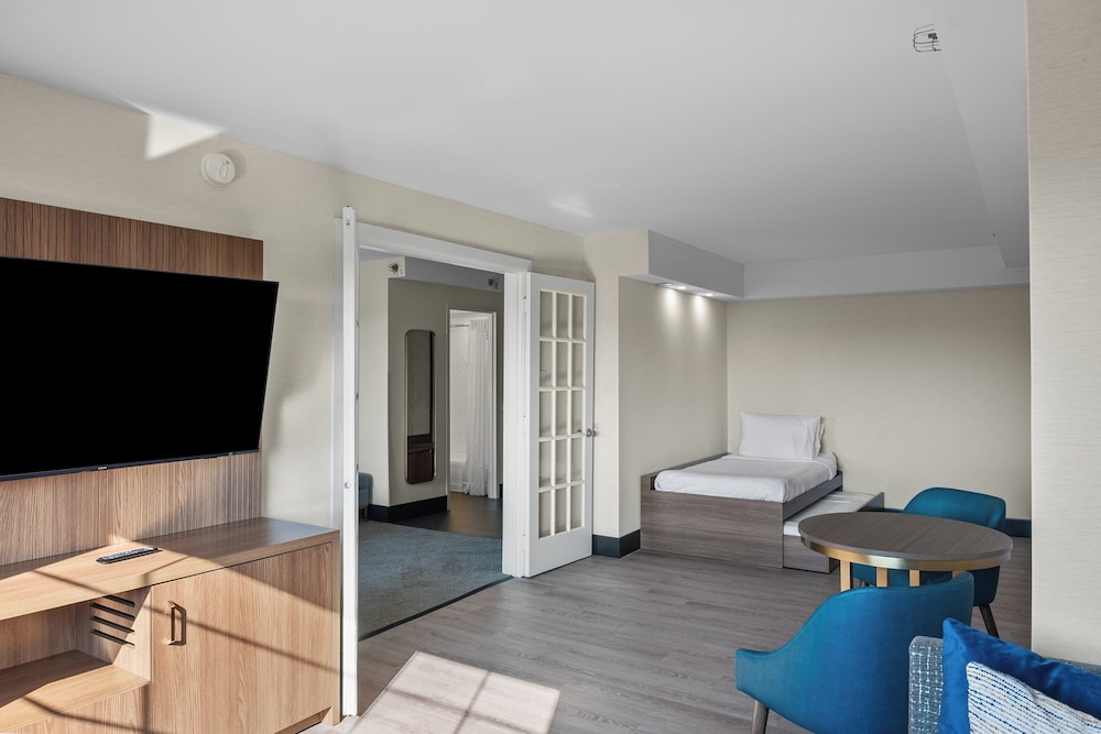Suite, 1 King Bed (Canadian Skyline View) - Photo 17