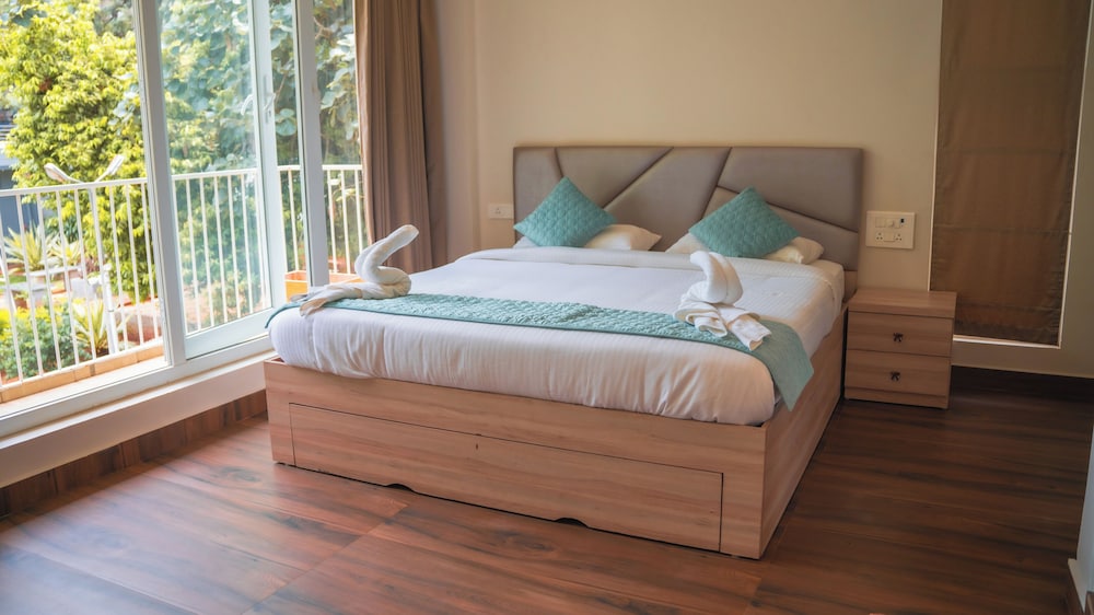 Luxury Studio Suite, Balcony, Hill View