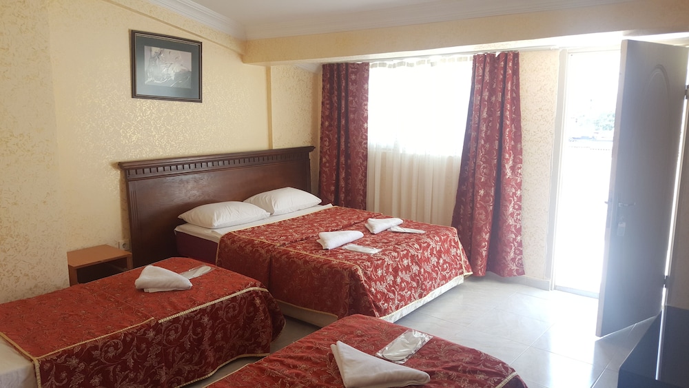Basic Quadruple Room photo 2