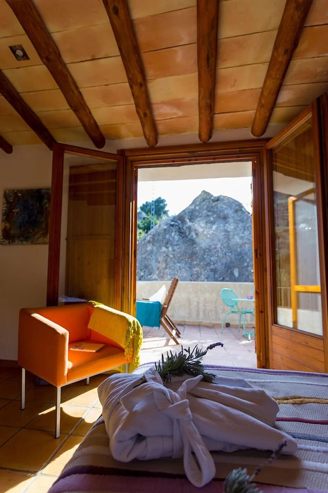 Junior Studio Suite, 1 Queen Bed, Mountain View photo 3