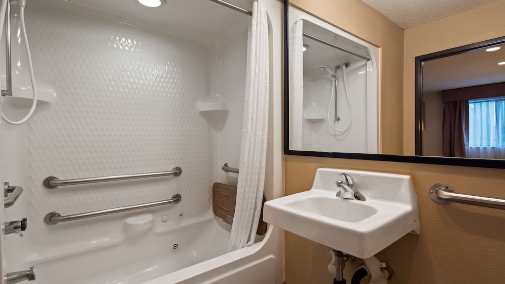 Standard Room, 1 Queen Bed, Accessible, Bathtub - Photo 2