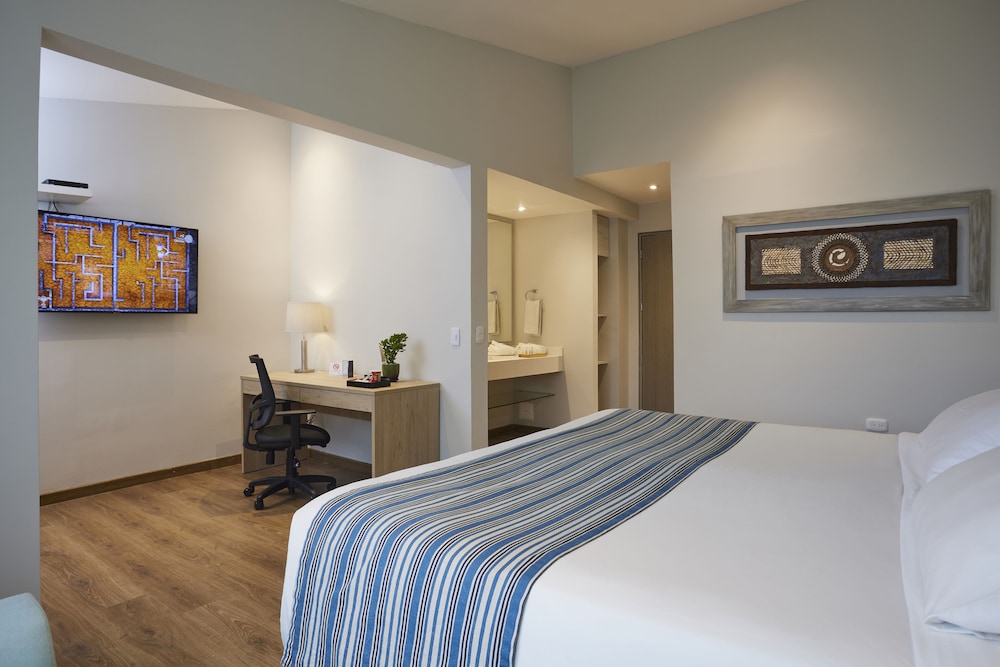 Superior Suite, 1 King Bed - Photo 3