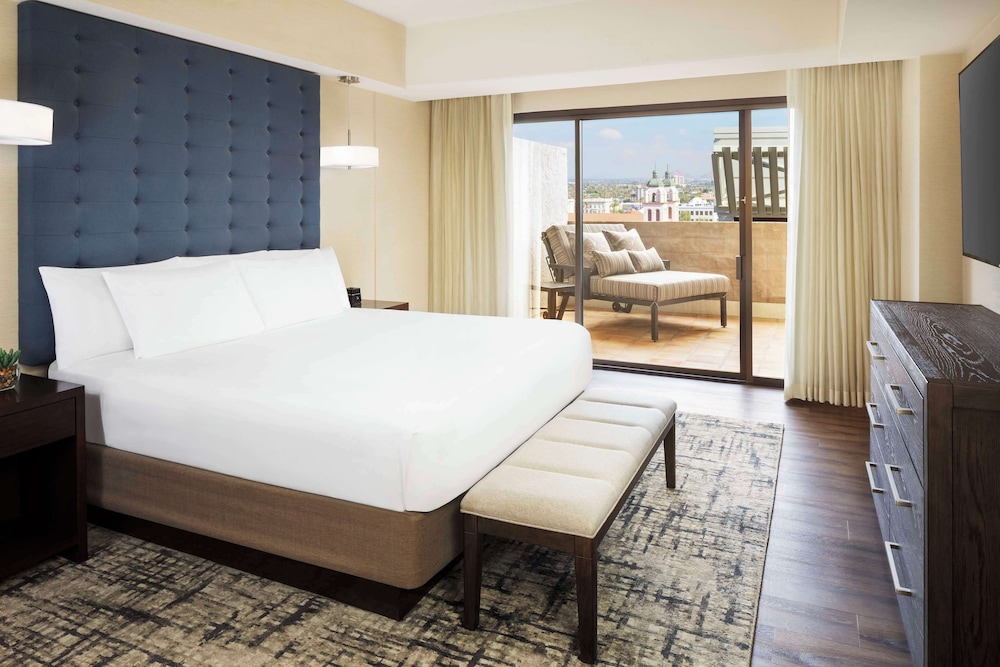Suite - Photo 1