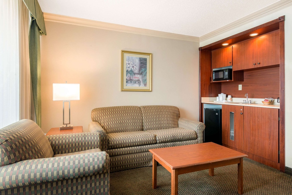 Suite, Multiple Beds, Non Smoking - Photo 1