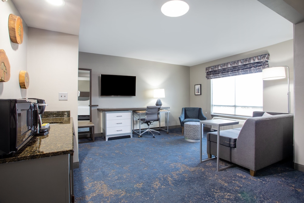 Suite, 1 King Bed, Accessible Bathtub (Communications) - Photo 2