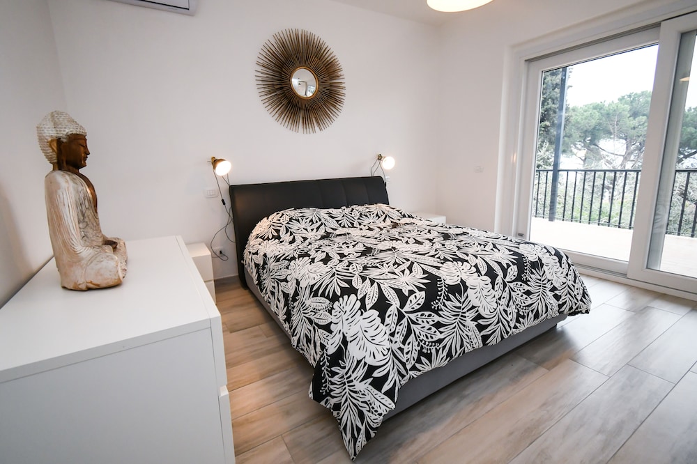 City Apartment, 2 Bedrooms photo 2