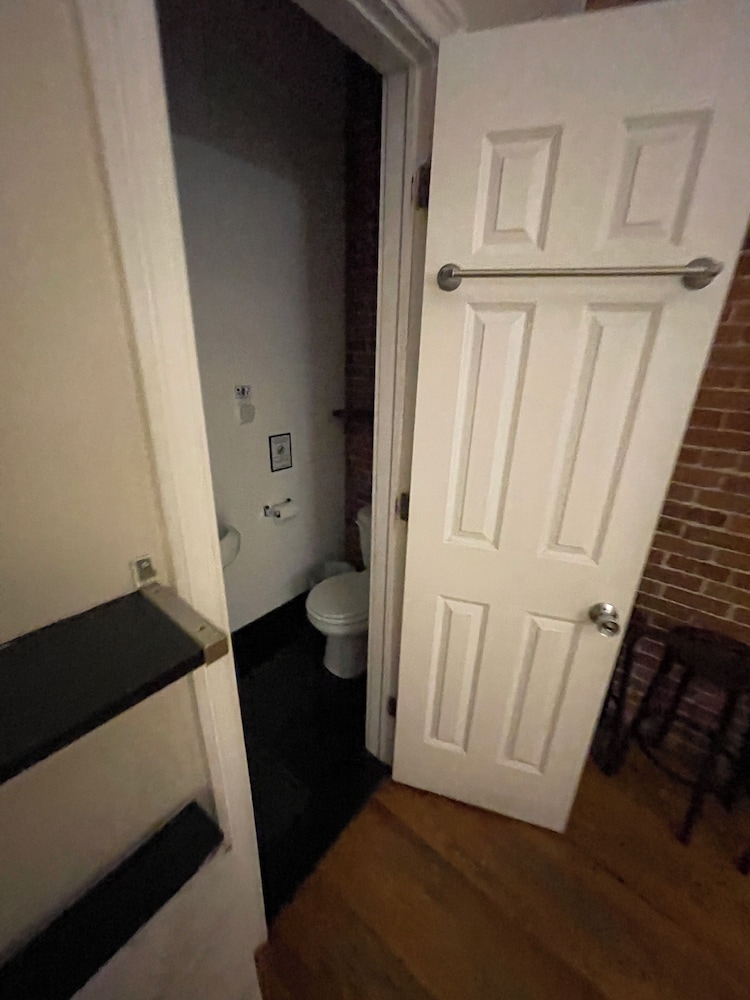 Basic apartment no window photo 2