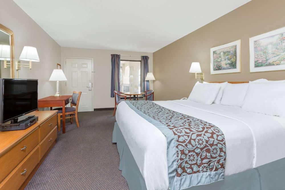 Room, 1 King Bed, Accessible photo 1