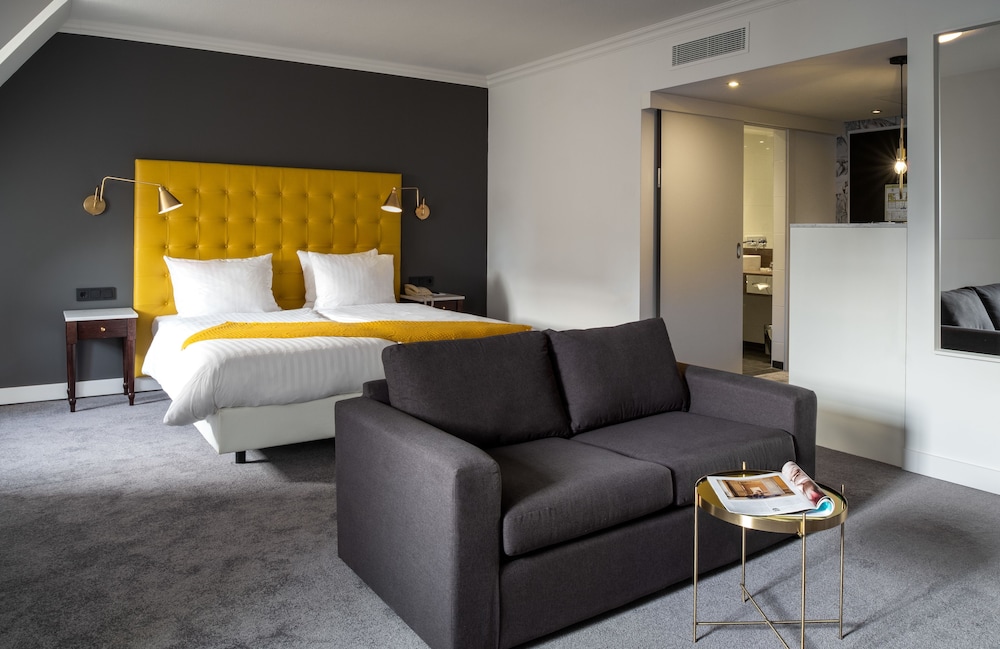 Deluxe Flamingo (view to market place) Double Bed photo 2