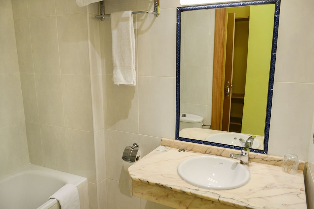 Double or Twin Room - Photo 6