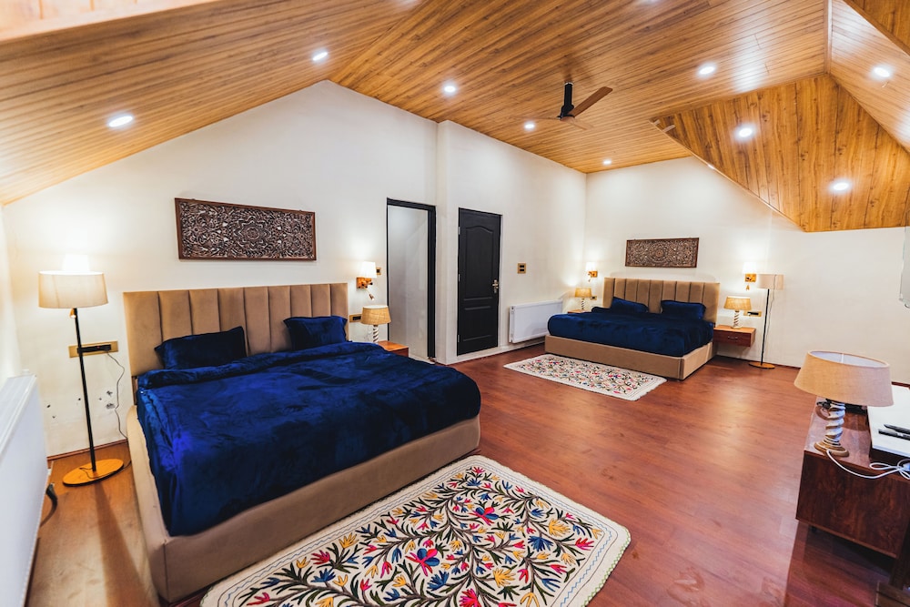 Luxury Quadruple Room, Hill View