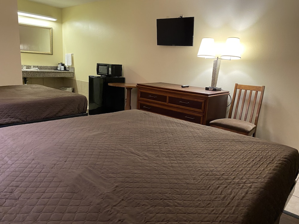 Standard Room, 2 Queen Beds, Non Smoking photo 3