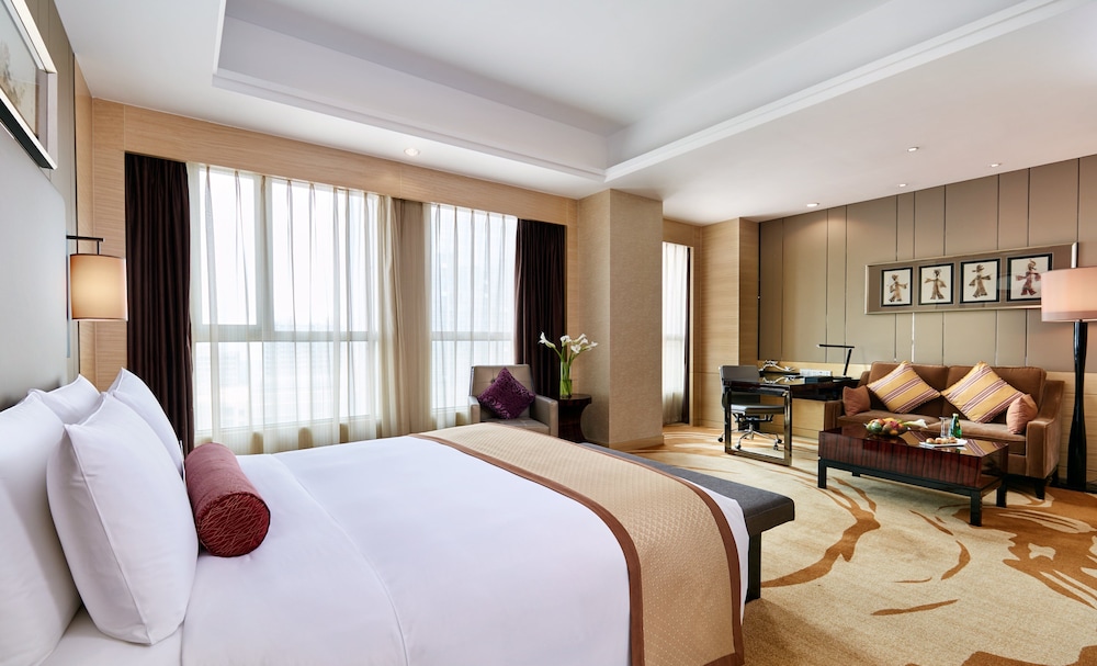 Junior Suite, 1 King Bed - Photo 1