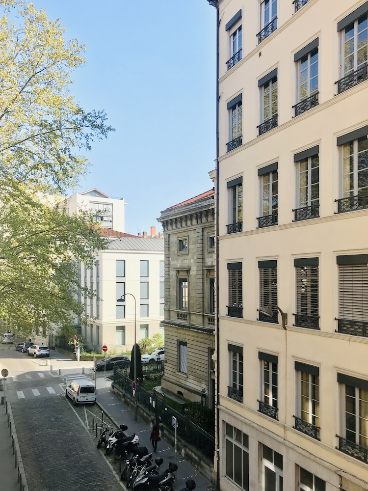 Deluxe Triple Room, 1 Bedroom, City View (L'Elegante) photo 2