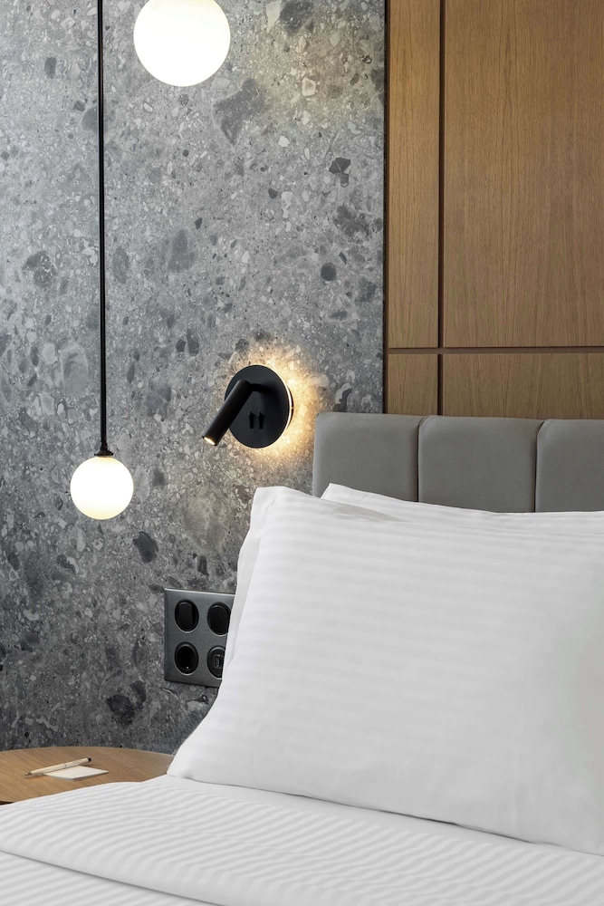 Superior Room, 1 Queen Bed thumbnail 5