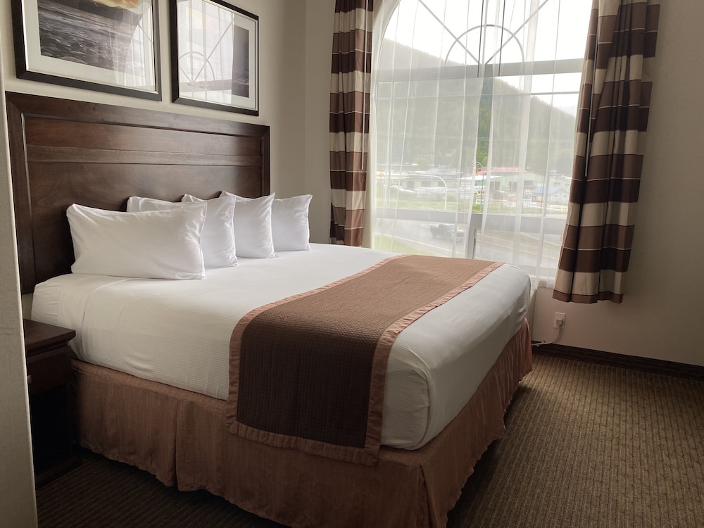 Suite, 1 King Bed with Sofa bed, Fridge, Microwave, Non Smoking - Photo 4