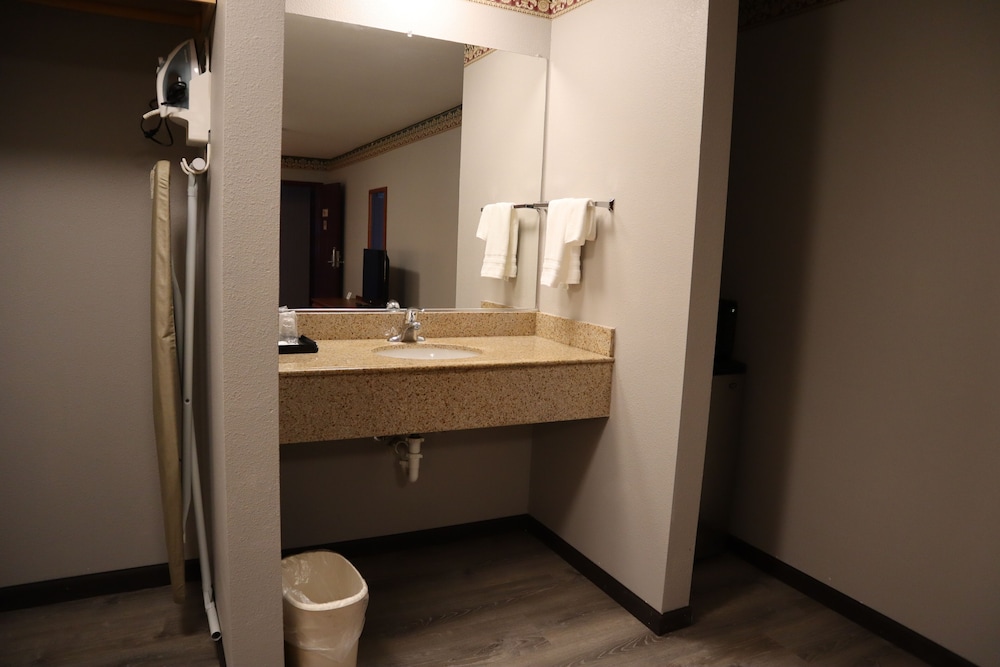 Standard Room, 2 Queen Beds photo 3