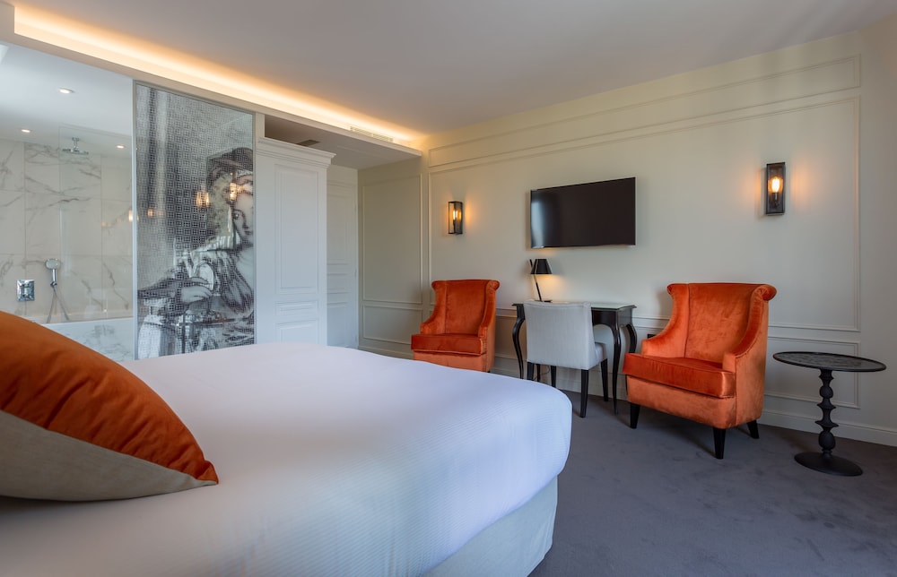 Junior Suite (Royale), Eiffel Tower front view photo 1