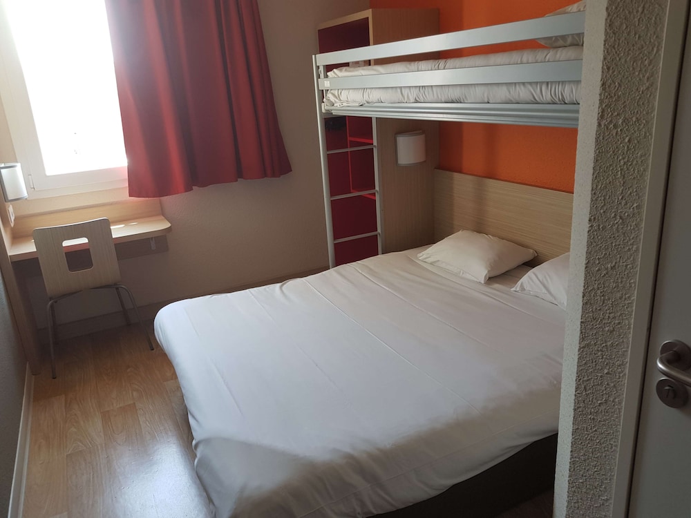 Standard Room, Multiple Beds photo 2