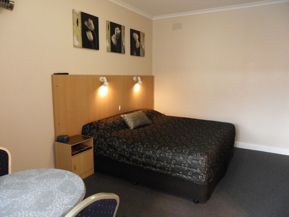 Standard Room, Non Smoking (Large King Bed) photo 1