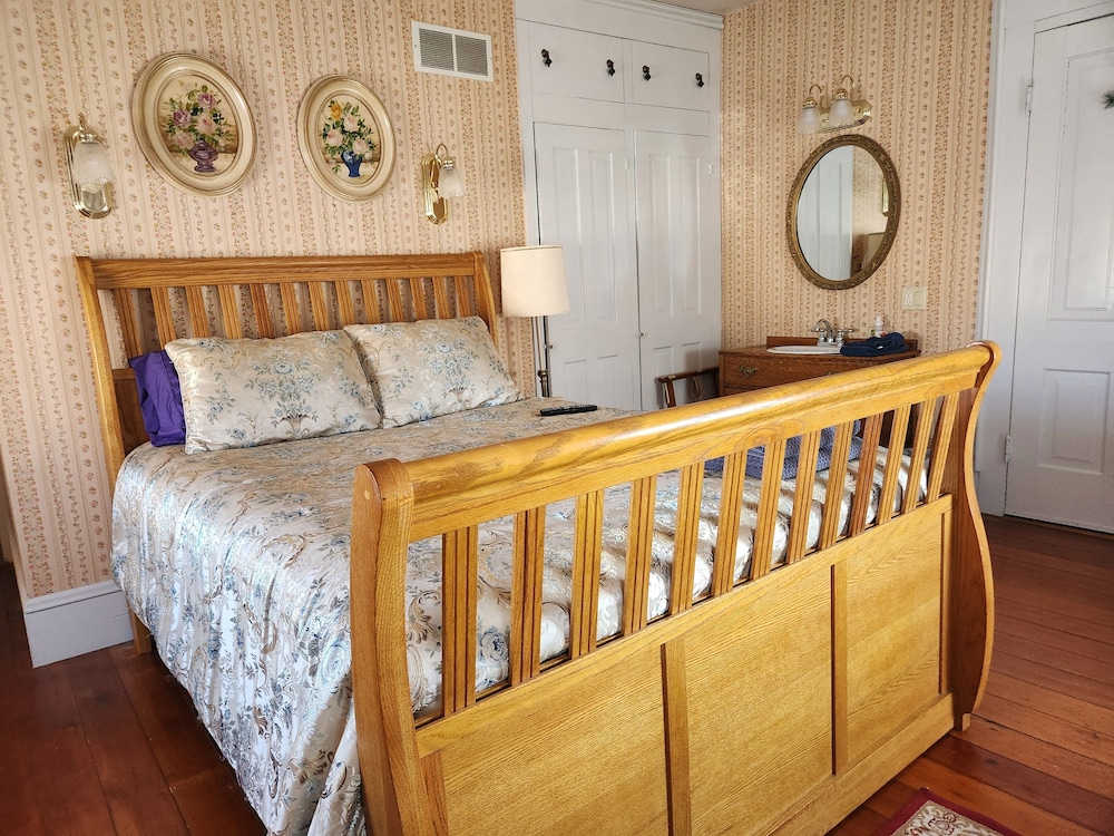 Cardinal Room