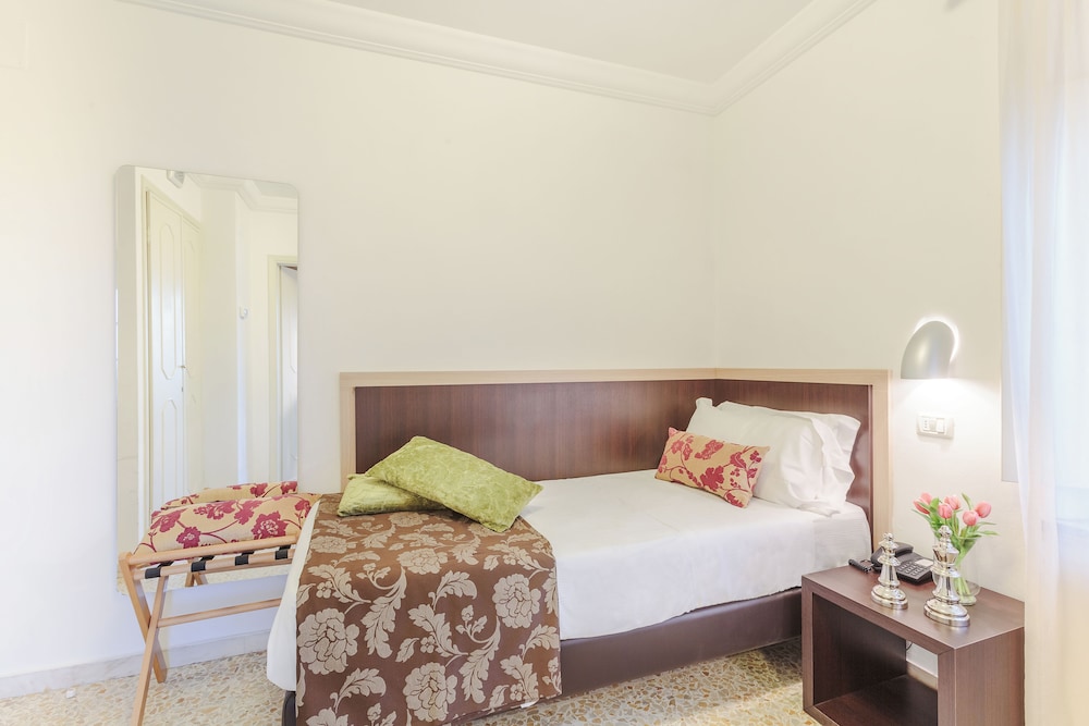 Single Room, 1 Twin Bed photo 3