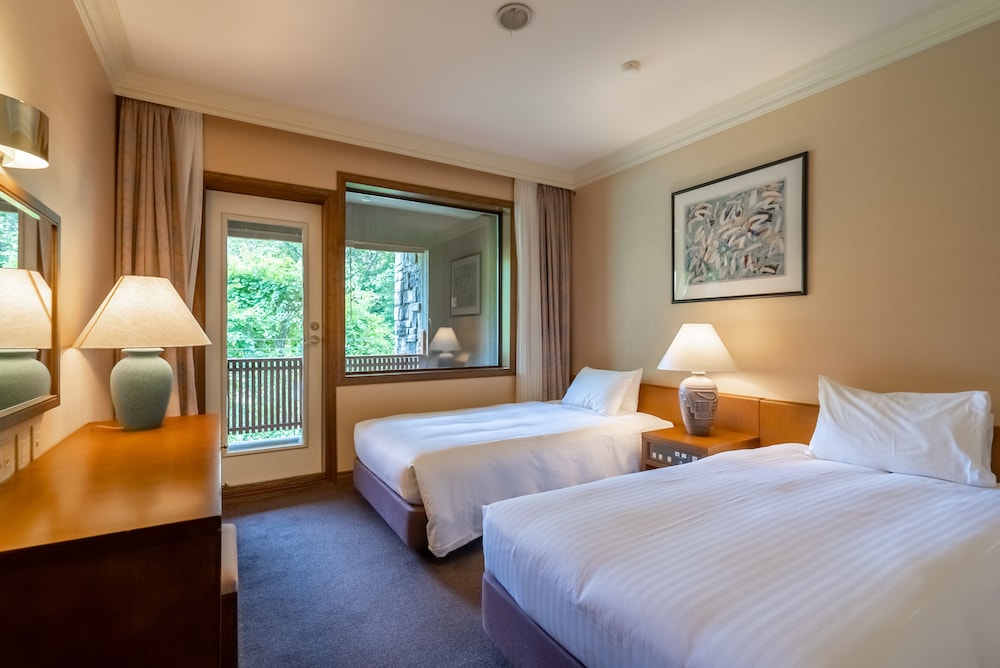 Junior Suite, Non Smoking (4 Single Beds and 1 Sofa Bed) - Photo 6