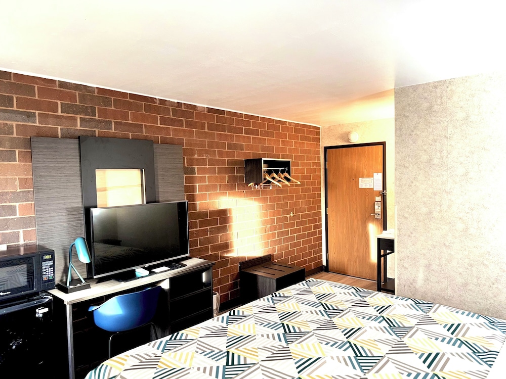 Standard Suite, 1 King Bed, Non Smoking photo 2