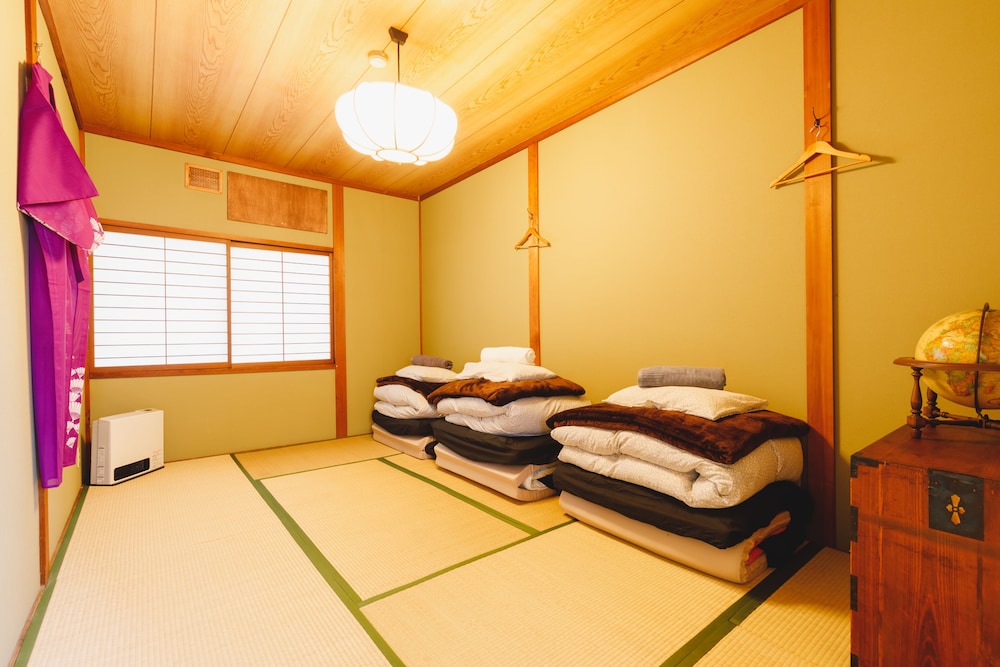 Japanese Style Triple Room, Non Smoking - No soundproof sliding door divided. Noise may be heard. - Photo 5