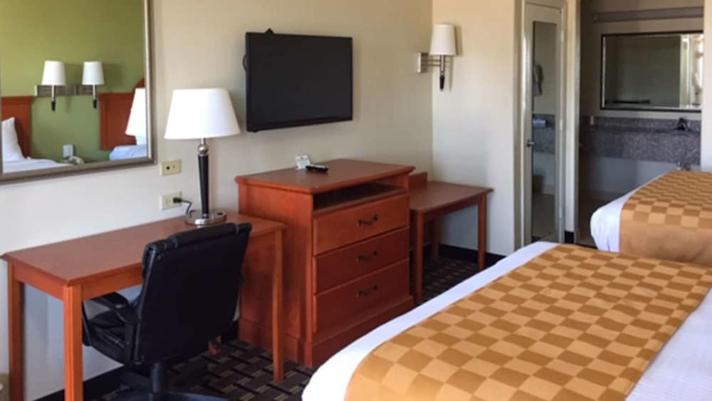 Deluxe Room, 2 Queen Beds, Smoking, Refrigerator & Microwave - Photo 2