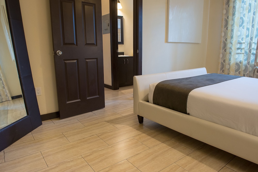 One Bedroom Queen Suite - Photo 4