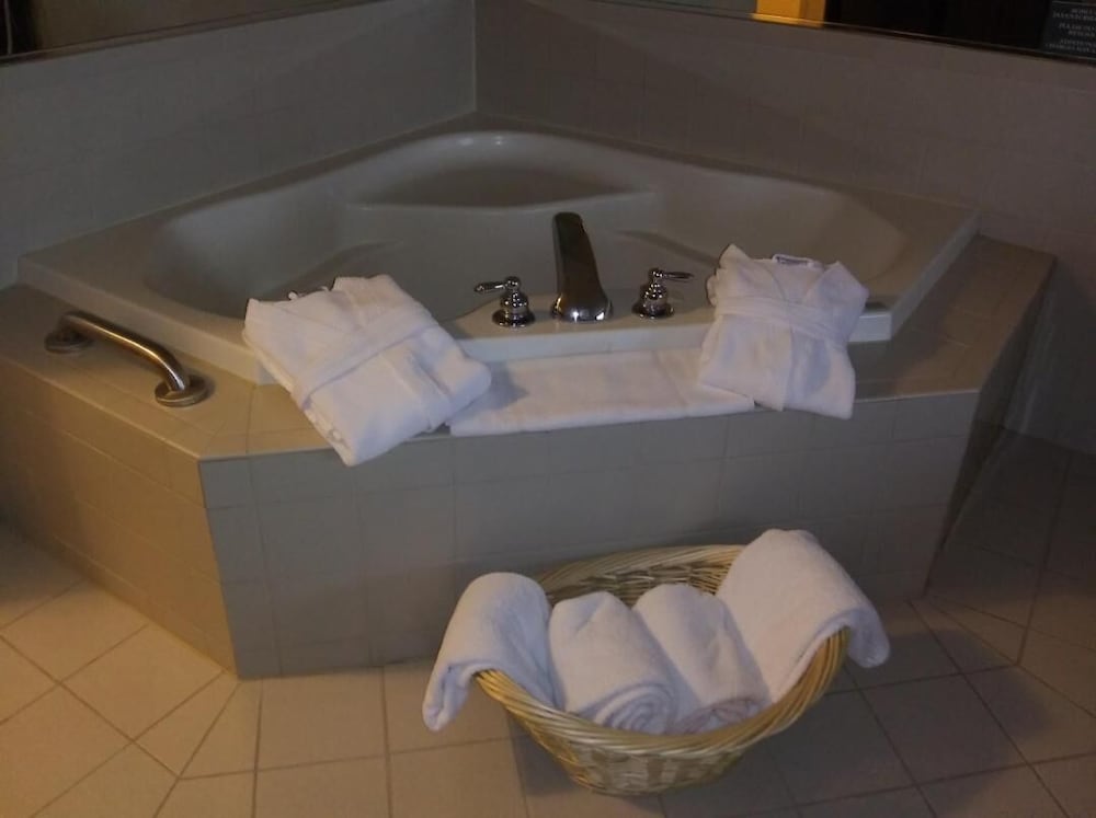 Suite, 1 King Bed, Non Smoking, Jetted Tub - Photo 4