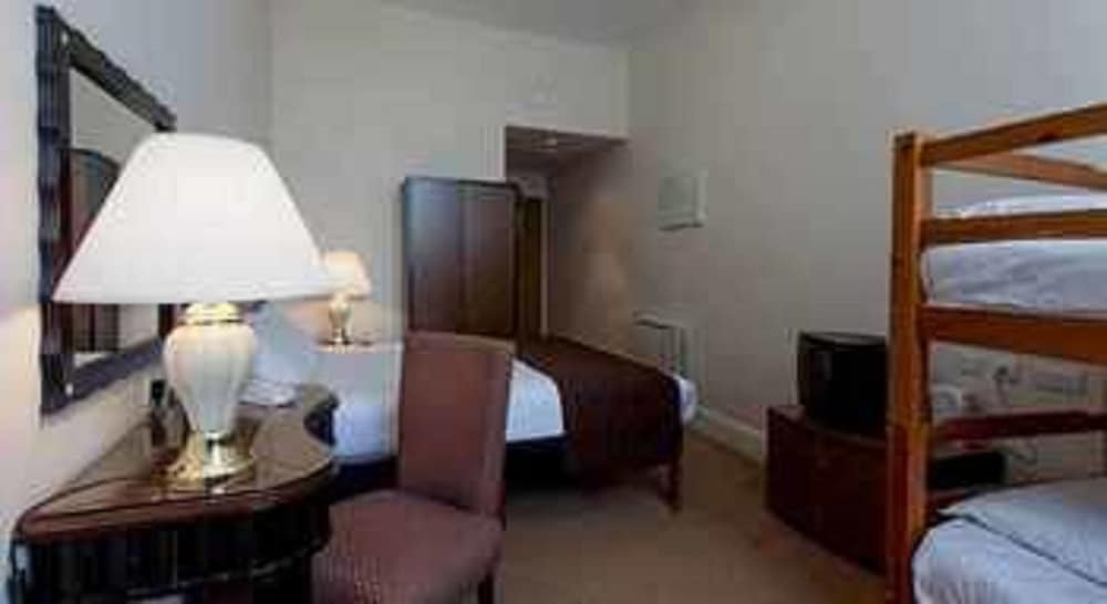 Family Room - Photo 2