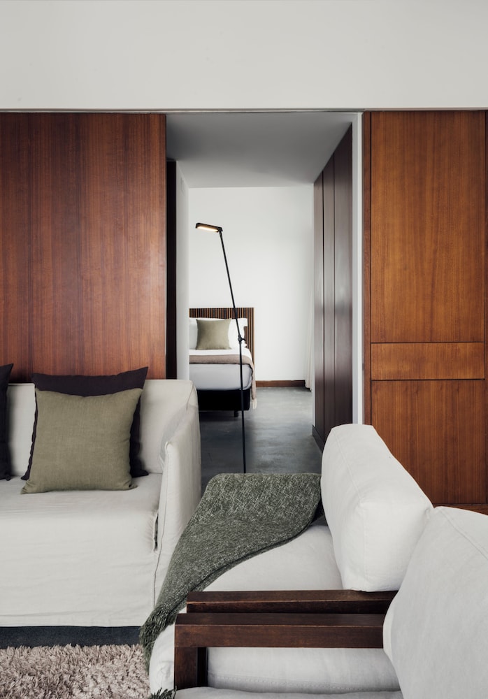Two-bedroom Land Suite - Photo 3