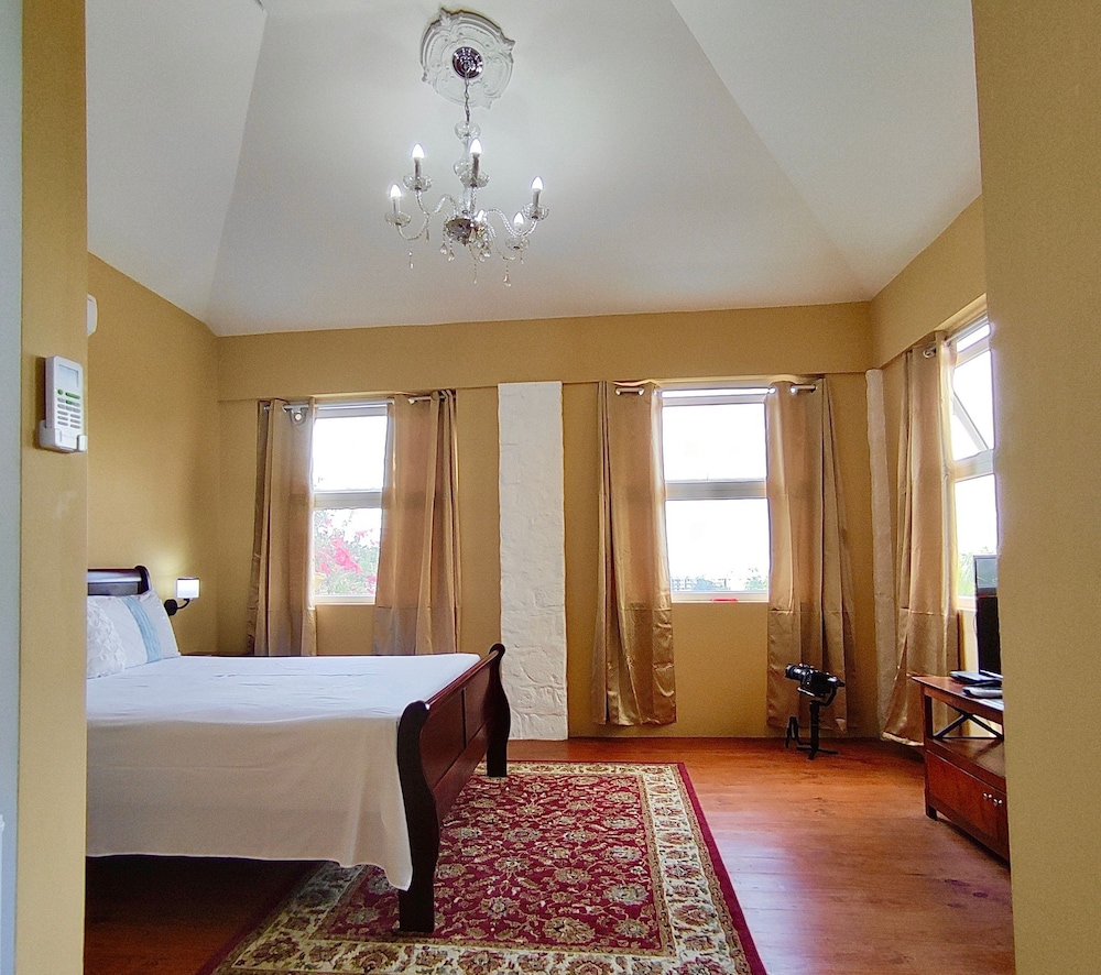 Grand Room, 1 Bedroom, Bathtub, Pool View