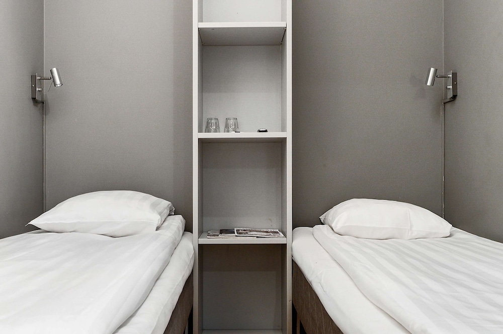 Economy Room, 2 Twin Beds, Non Smoking, No Windows (No Bathroom) - Photo 4